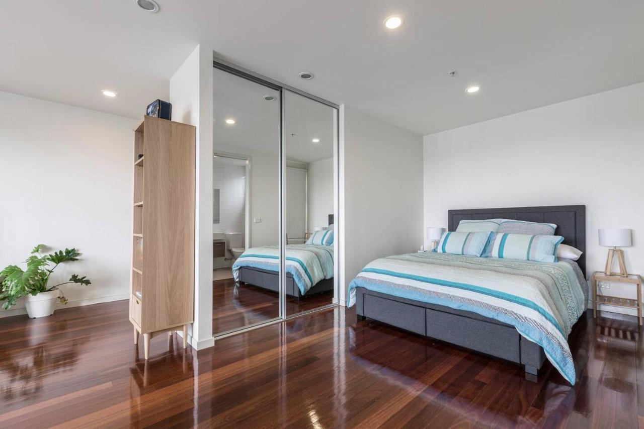 Spacious With Balcony In Eclectic Brunswick Apartment Melbourne